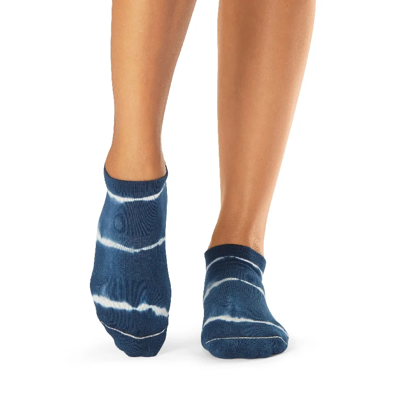 Savvy Wave Stripe Grip Socks (Pilates / Barre)